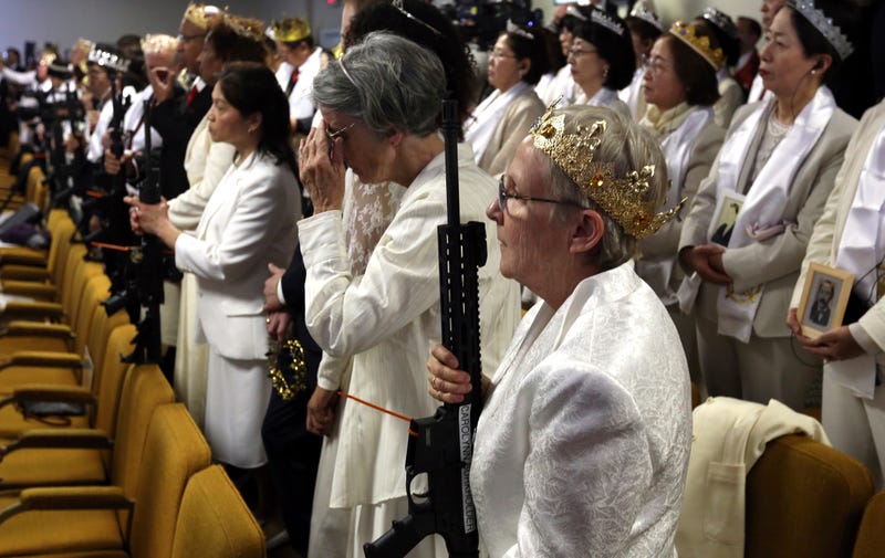 Illustration for article titled Una
iglesia en Estados Unidos lleva a cabo una ceremonia con rifles de asalto AR-15