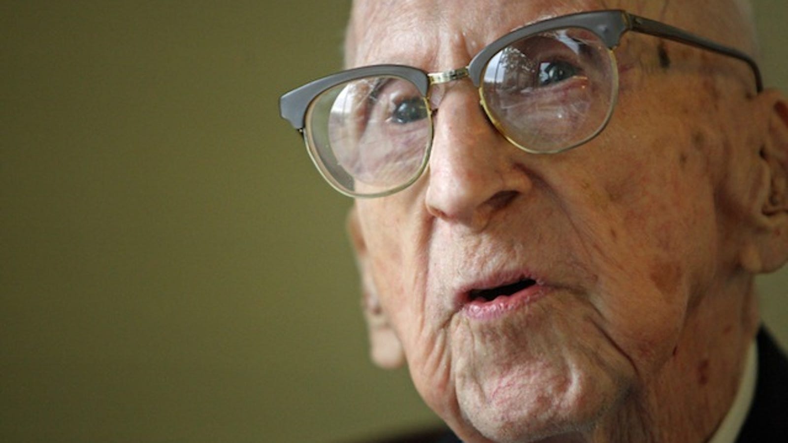 Умер самый старый мужчина в мире. Уолтер Брюнинг. Самый старый мужчина в мире. Самый старый человек на земле.