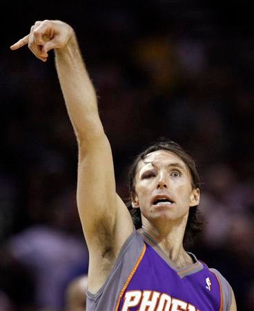 Illustration for article titled One-Eyed Funnyman Steve Nash Responds to Phil Jackson's "Nash Carries the Ball" Dig