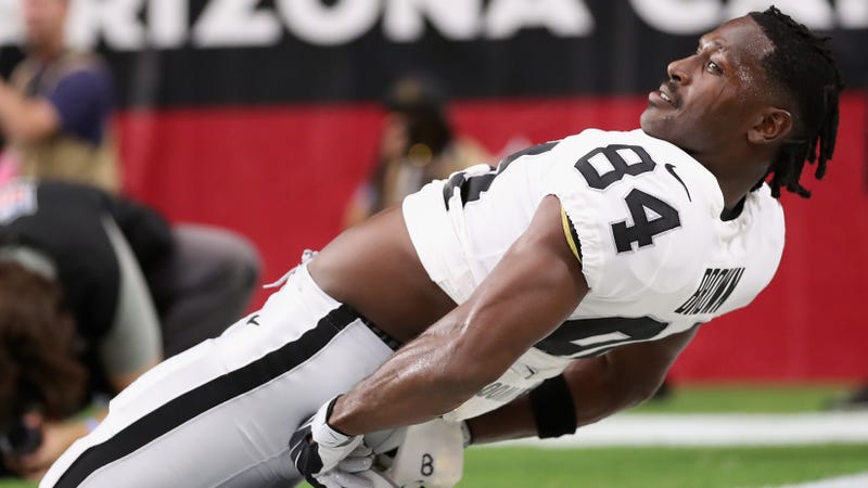 Illustration for article titled HelmetWatch: Jon Gruden Says Antonio Brown Practiced In An NFL-Certified Helmet Today