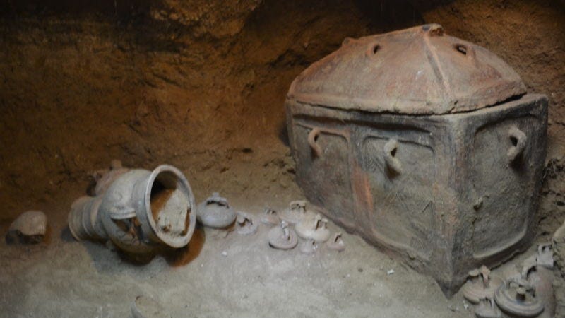 Illustration for article titled Un granjero descubre una tumba de 3400 años con docenas de reliquias bajo un olivo