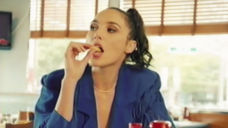 Gal Gadot Steals The Last Fry In An Unaired Snl Rap Parody