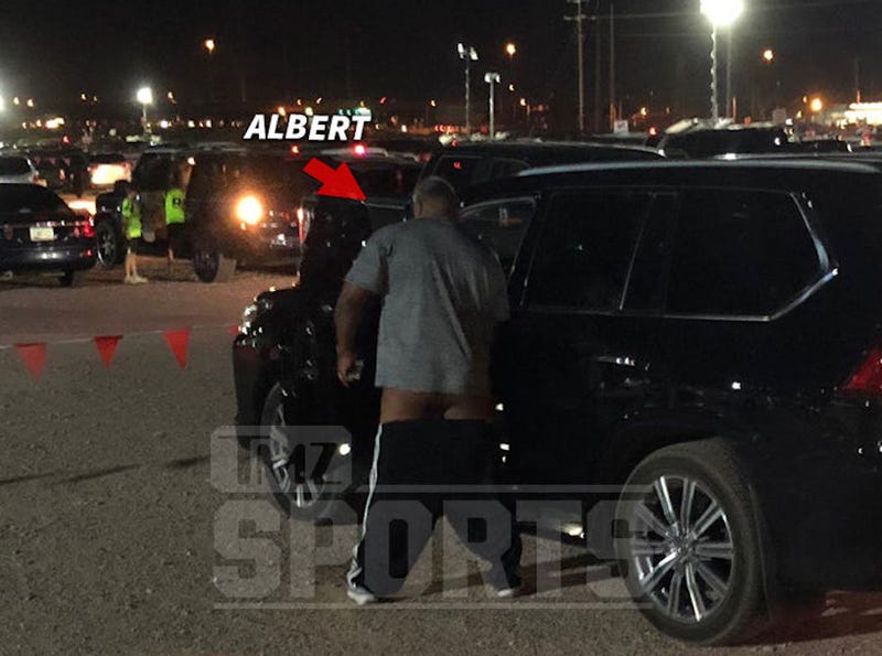 Illustration for article titled Witness Says Albert Belle Was Actually Trying To Piss Behind His Car Door