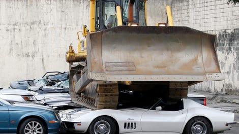 It Is Not Fun To Watch This Crane Knead A Ferrari 458