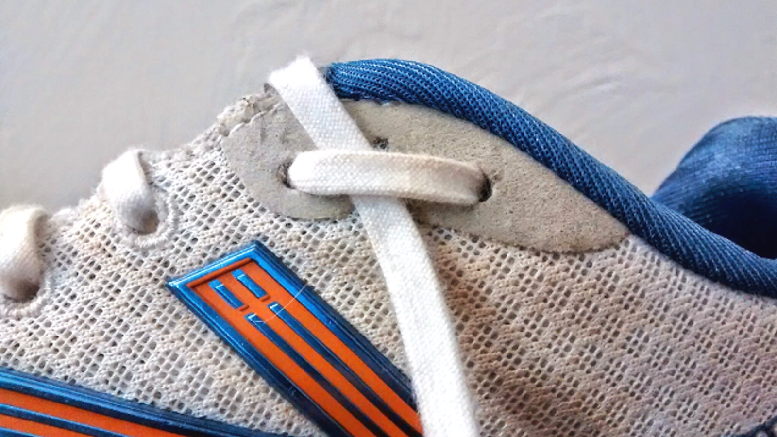 tying running shoes heel lock