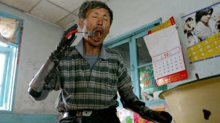 Illustration for article titled Awesome Chinese Iron Man Built Himself Bionic Arms After His Homemade Bomb Blew Up His Real Arms