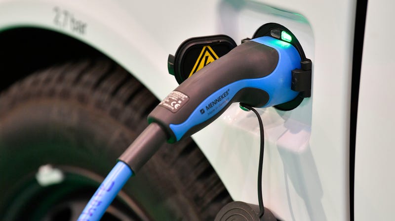 Illustration for article titled EV Credits Mostly Go Towards Rich People Who Would Buy EVs Anyway: Study