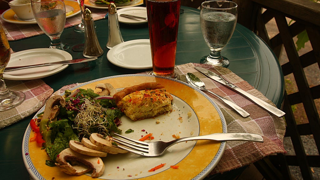 If You're Going to Eat Out, Go to Lunch Instead of Dinner