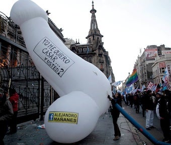 Illustration for article titled Argentina Has Common Sense, Legalizes Gay Marriage