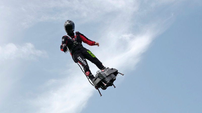 Illustration for article titled El inventor Franky Zapata logra cruzar el canal de la Mancha en su Flyboard tras un segundo intento