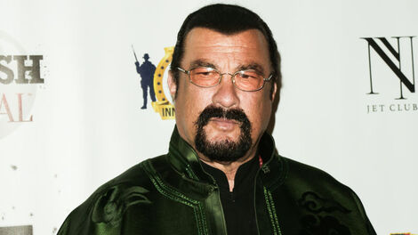 Here's Steven Seagal groping a 16-year-old Katherine Heigl