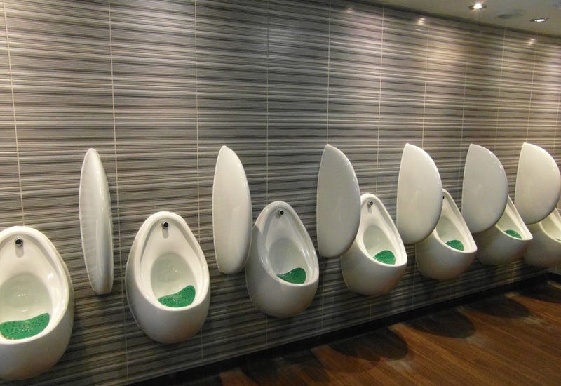 Illustration for article titled Por qué algunas personas no pueden orinar en baños públicos, y cómo solucionarlo