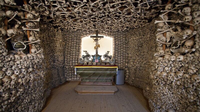 198gnm6112o7mjpg La última iglesia de huesos humanos