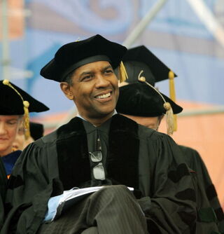Denzel Washington addresses 2011 Penn graduates. (Getty)