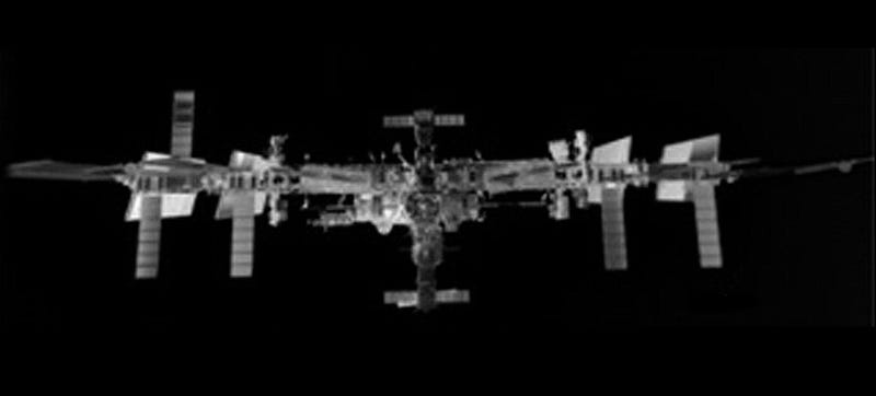 Illustration for article titled This Is What the International Space Station Looks Like in Infrared