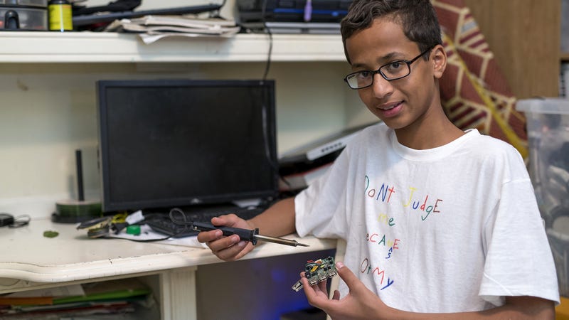 Illustration for article titled Back For Seconds: Barack Obama Has Once Again Invited Ahmed To His House To Get Another Look At That Sweet Goddamn Clock He Built