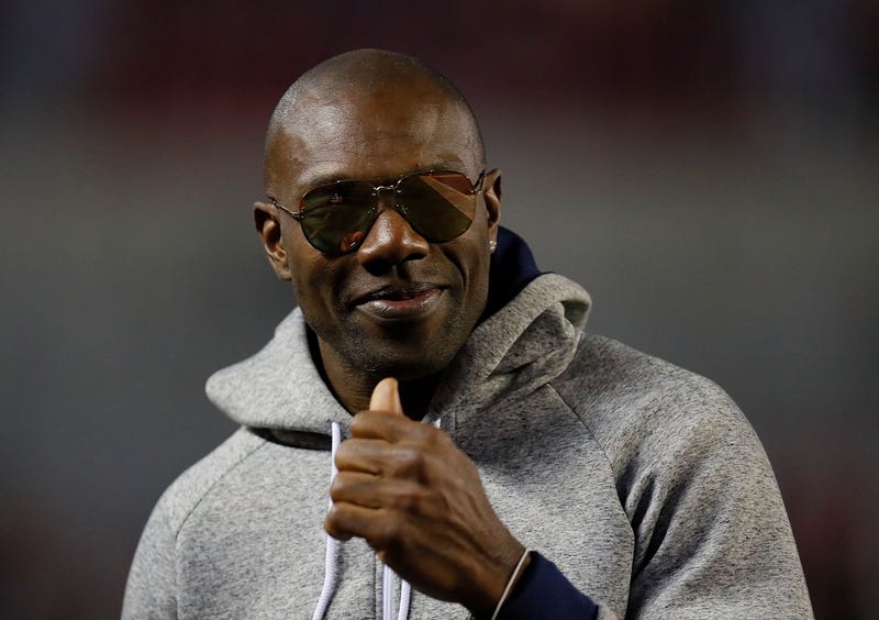 Illustration for article titled Terrell Owens Calls Jason Whitlock and Michael Irvin Uncle Toms, Offers Irvin ‘Powdered’ Doughnut