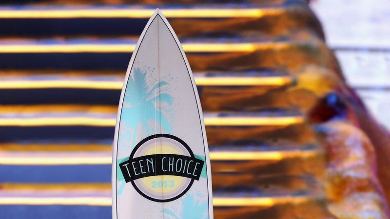 Illustration for article titled Teen Choice Awards Honor Cory Monteith With Posthumous Surfboard