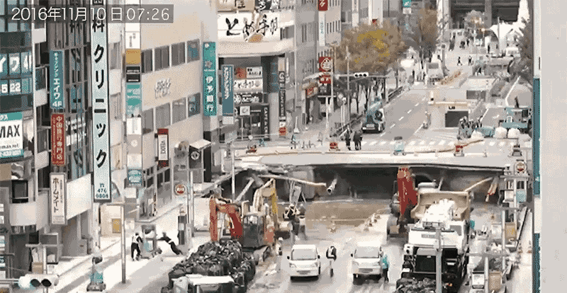 Hueco gigante que Japón reparó en menos de una semana ha comenzado a hundirse de nuevo