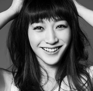 Illustration for article titled Chinese Actress Claims To Be Super Gamer, Supposedly Plays 5 Different Games Simultaneously