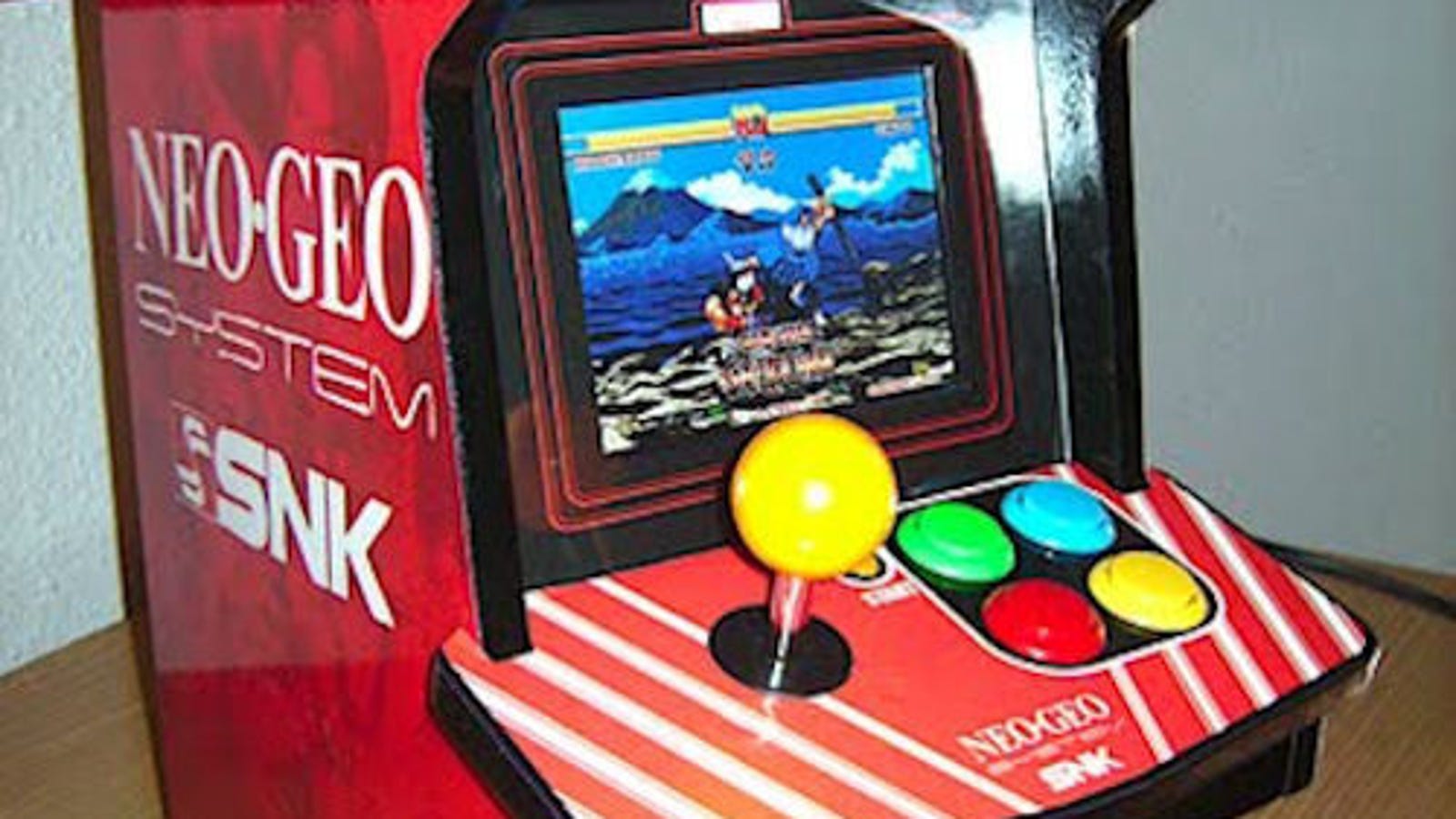 Slick Miniature Neo Geo Arcade Mod Makes You A Gaming Giant