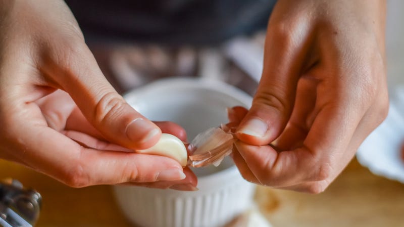 Illustration for article titled Last Call: A garlic peeling hack to destroy all others