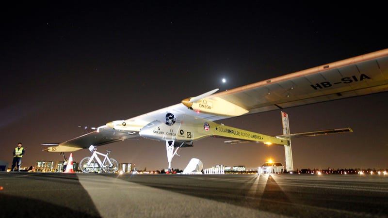 Illustration for article titled Crazy-Looking Solar Powered Plane Completes First Leg Of Tour