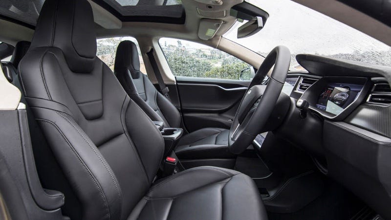 Interior de un Model S de fuera de Estados Unidos. Imagen: CarAdvice