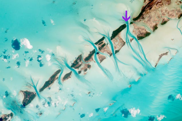 This Photo of an Airplane Flying Over the Bahamas Was Shot From the ISS 