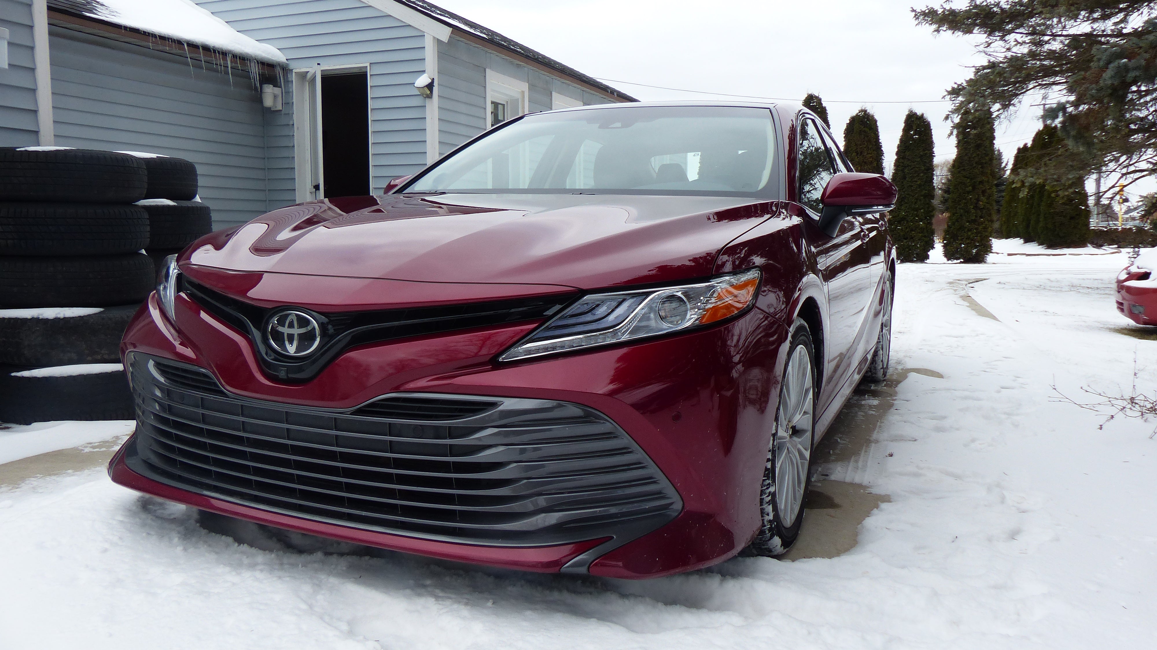 Toyota Camry 2018 красный салон