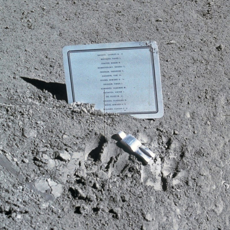 Illustration for article titled This is the only piece of art we've left on the Moon