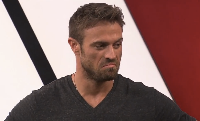 Illustration for article titled Bachelorette Contestant Utilizes the 'Negging' Technique on JoJo, and It Kind of Works