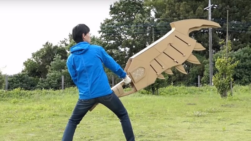 Illustration for article titled Watch this man casually turn Amazon boxes into awesome, anime-inspired weaponry