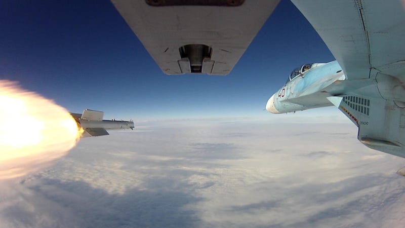 Illustration for article titled Spectacular photo of a missile launch from a Russian fighter jet's wing