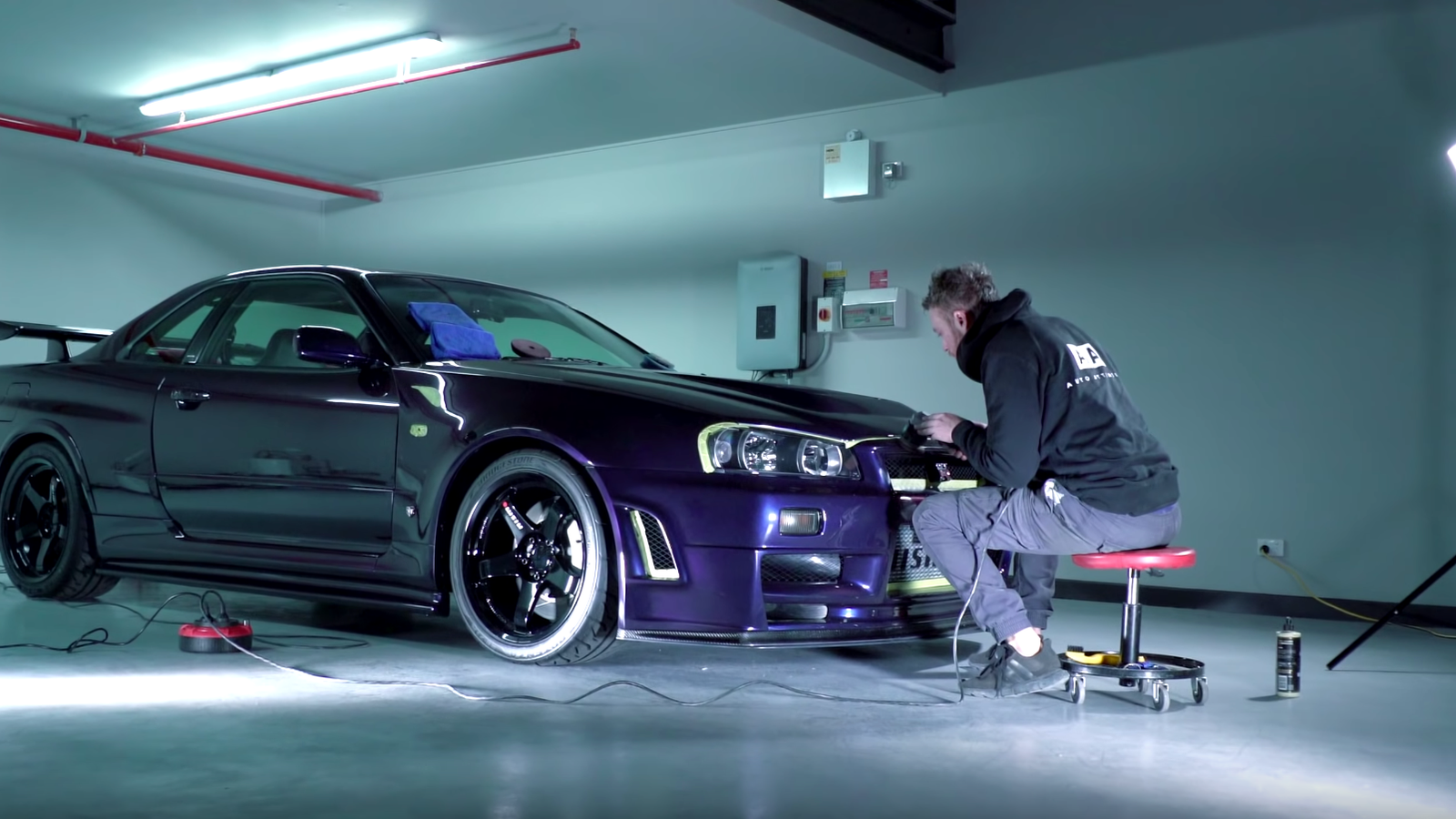 Watching Someone Detail A Nissan R34 GT-R Will Be The Most Satisfying Thing You Do All Day