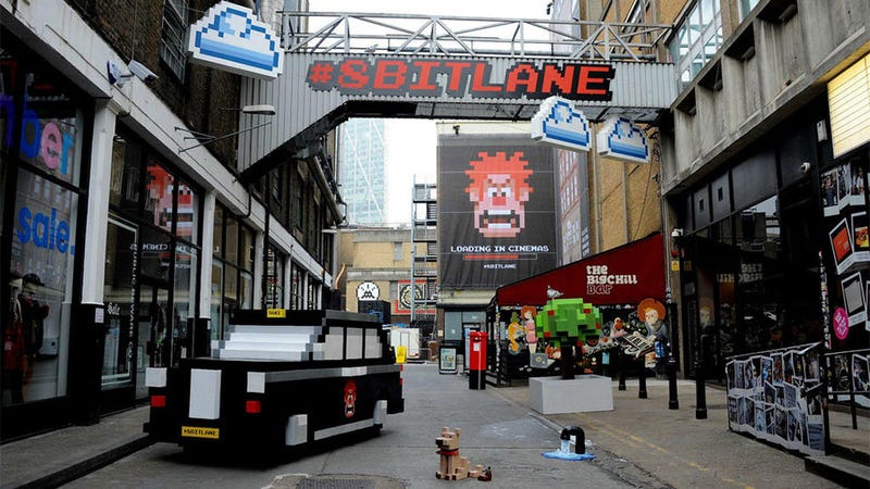 Illustration for article titled Una calle de Londres se transforma en escena de 8 bits (perrito incluido)