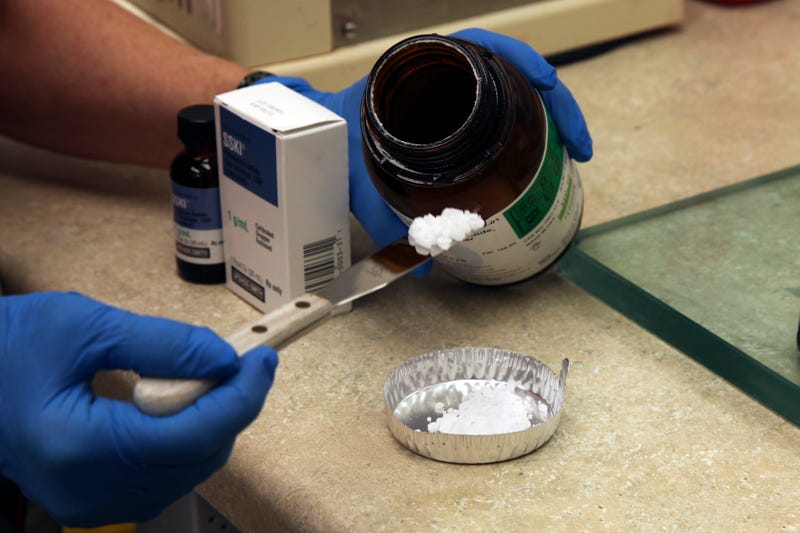 La farmacéutica Donna Barsky mide yoduro de potasio en una farmacia de Texas. AP