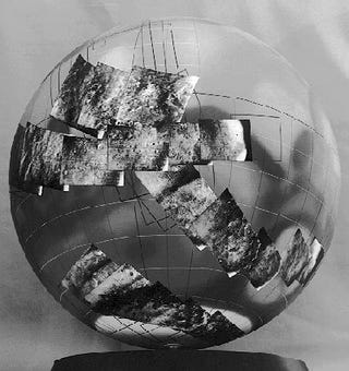 Illustration for article titled This Globe Holds Some Of The First Detailed Photographs Of Mars