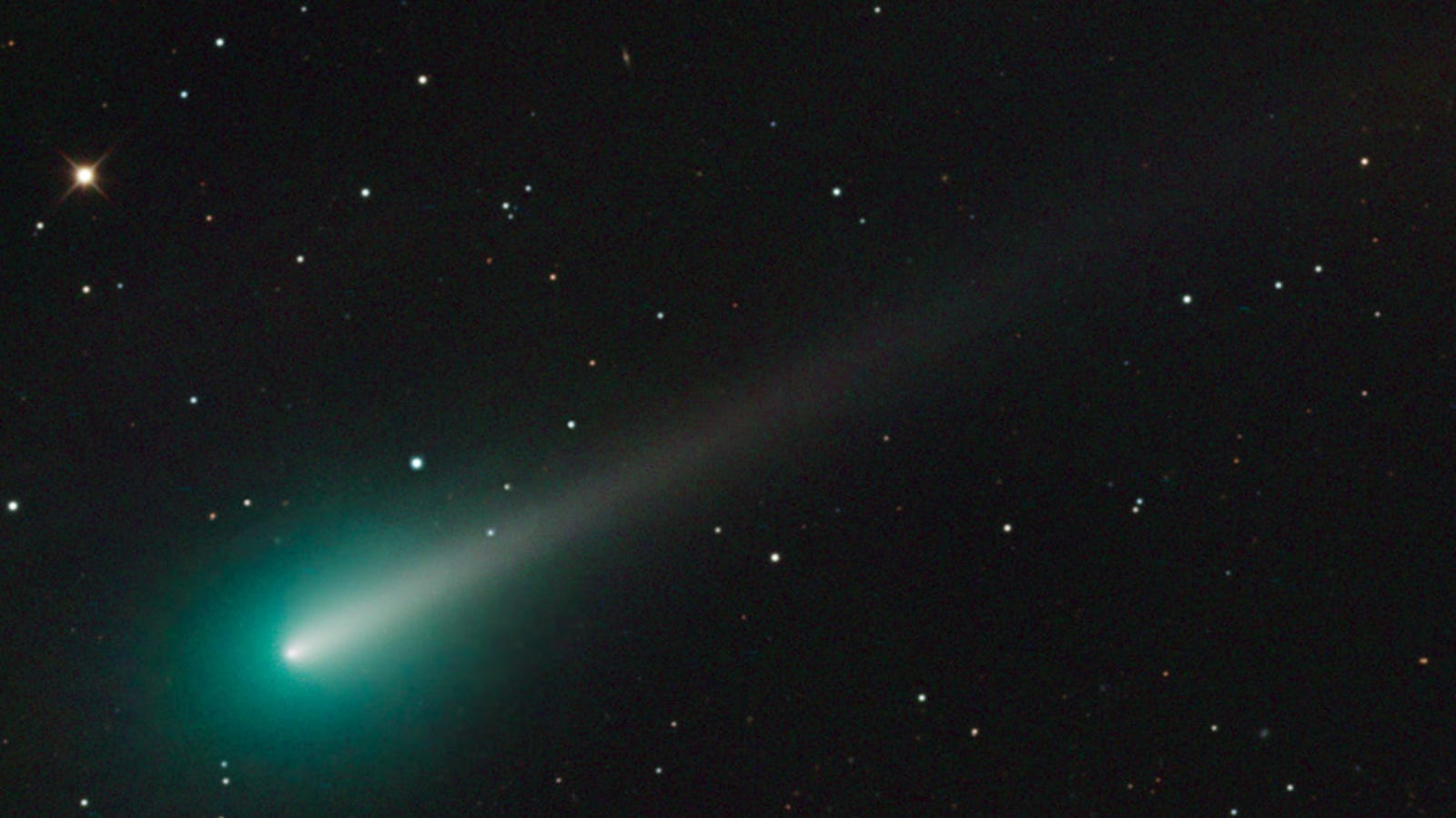 Comet ISON blazes green in new photographs