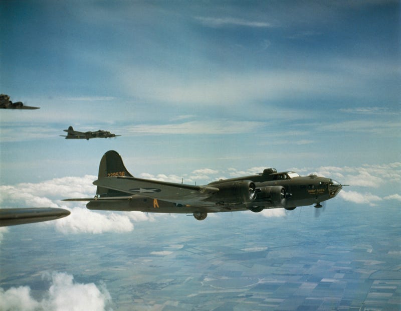 B-17F Flying Fortress 'Mary Ruth - Memories of Mobile' dari Grup Bom 91, Angkatan Udara Kedelapan AS, dalam sebuah misi untuk menyerang U-boat di Lorient, Mei 1943