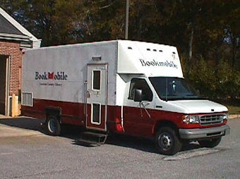Illustration for article titled Alec Baldwin Buys Bookmobile
