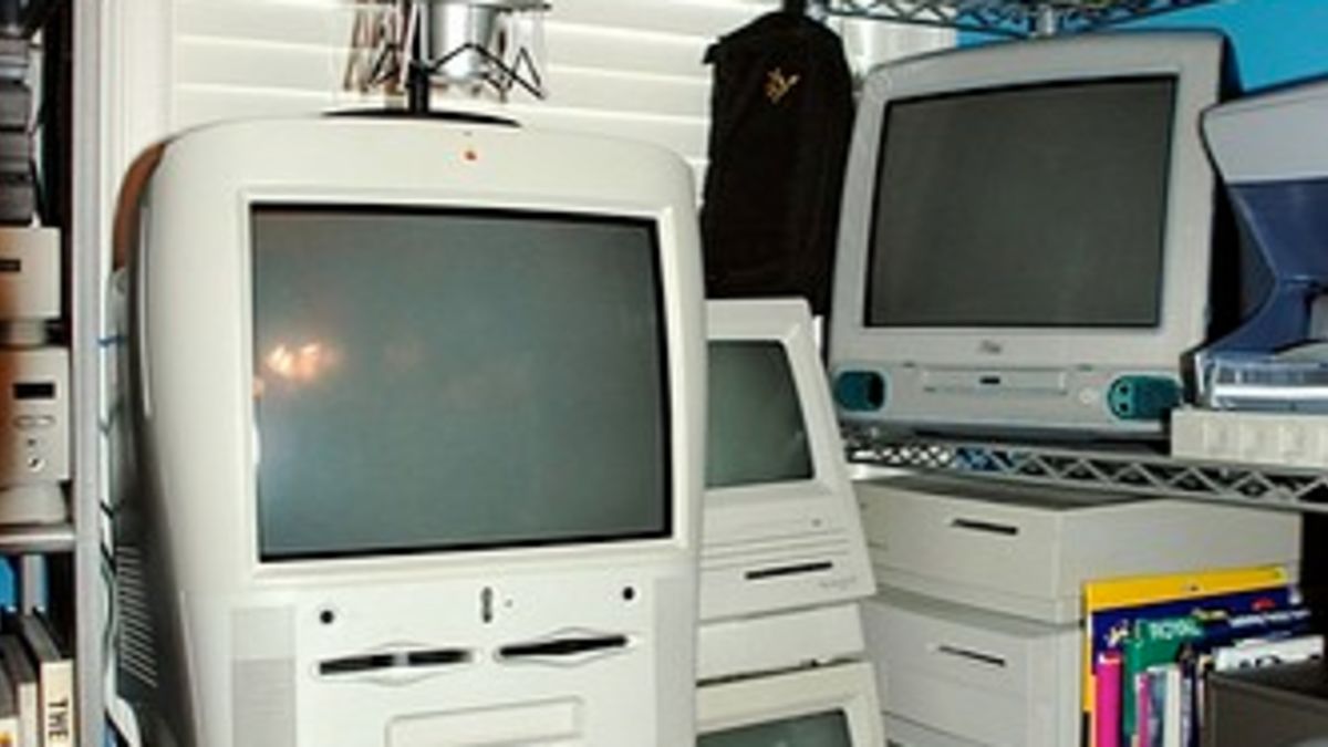 Illustration for article titled Man's Spare Room Filled With Almost Every Apple Model Ever Made