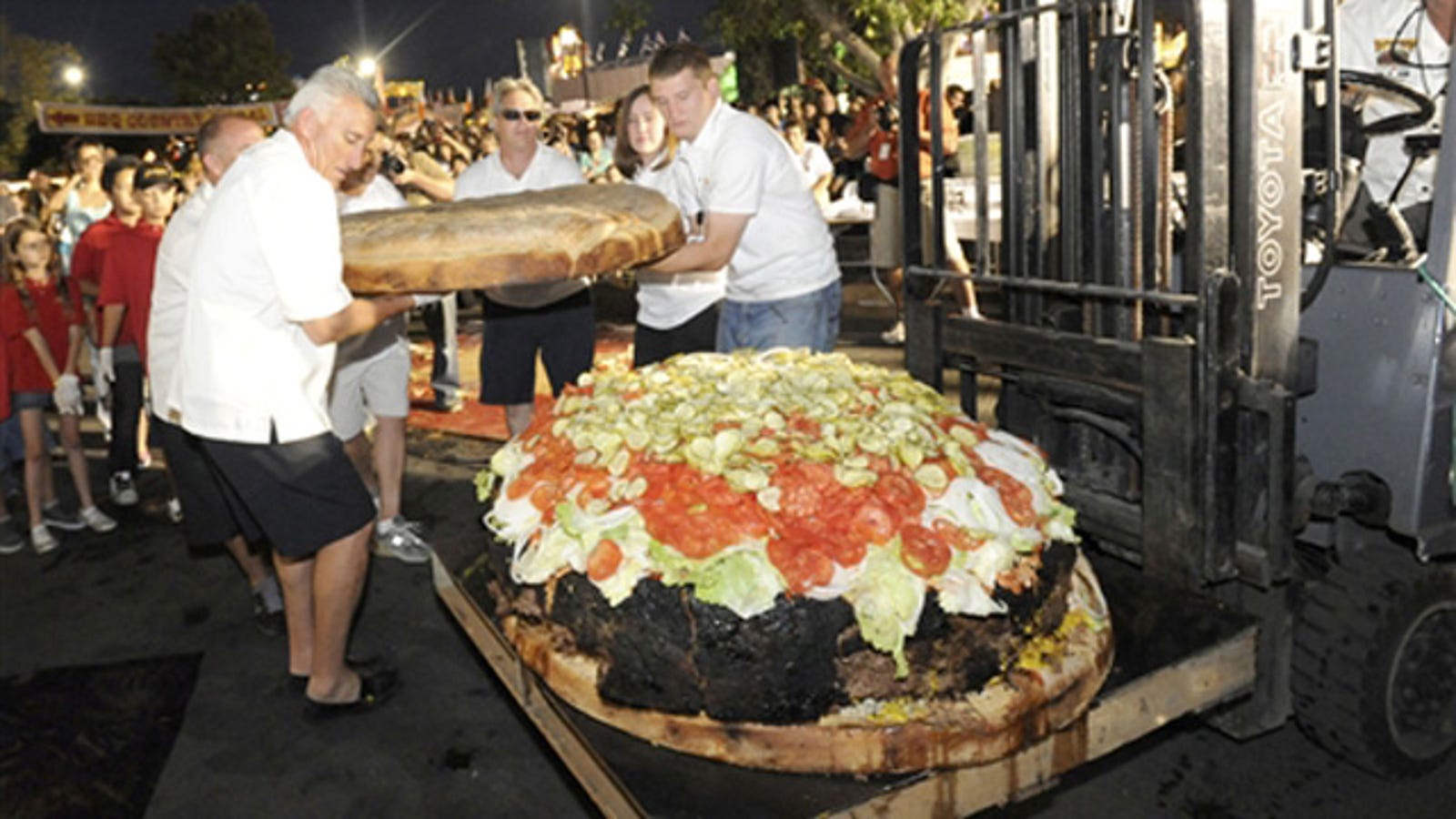 Самый большой гамбургер в мире рекорд Гиннесса