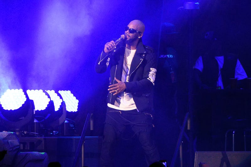 Illustration for article titled Lawyer, Publicist, Assistant Drop R. Kelly Like a Bad Habit