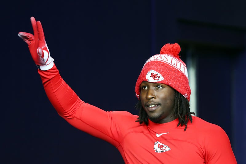 Illustration for article titled Cleveland Browns Sign Kareem Hunt Despite Video of Him Assaulting Woman. Kaepernick Still Banned for Kneeling
