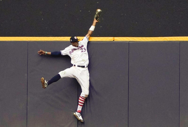 Illustration for article titled Brewers Outfielder Keon Broxton Was Pumped After His Fantastic Home-Run Robbery