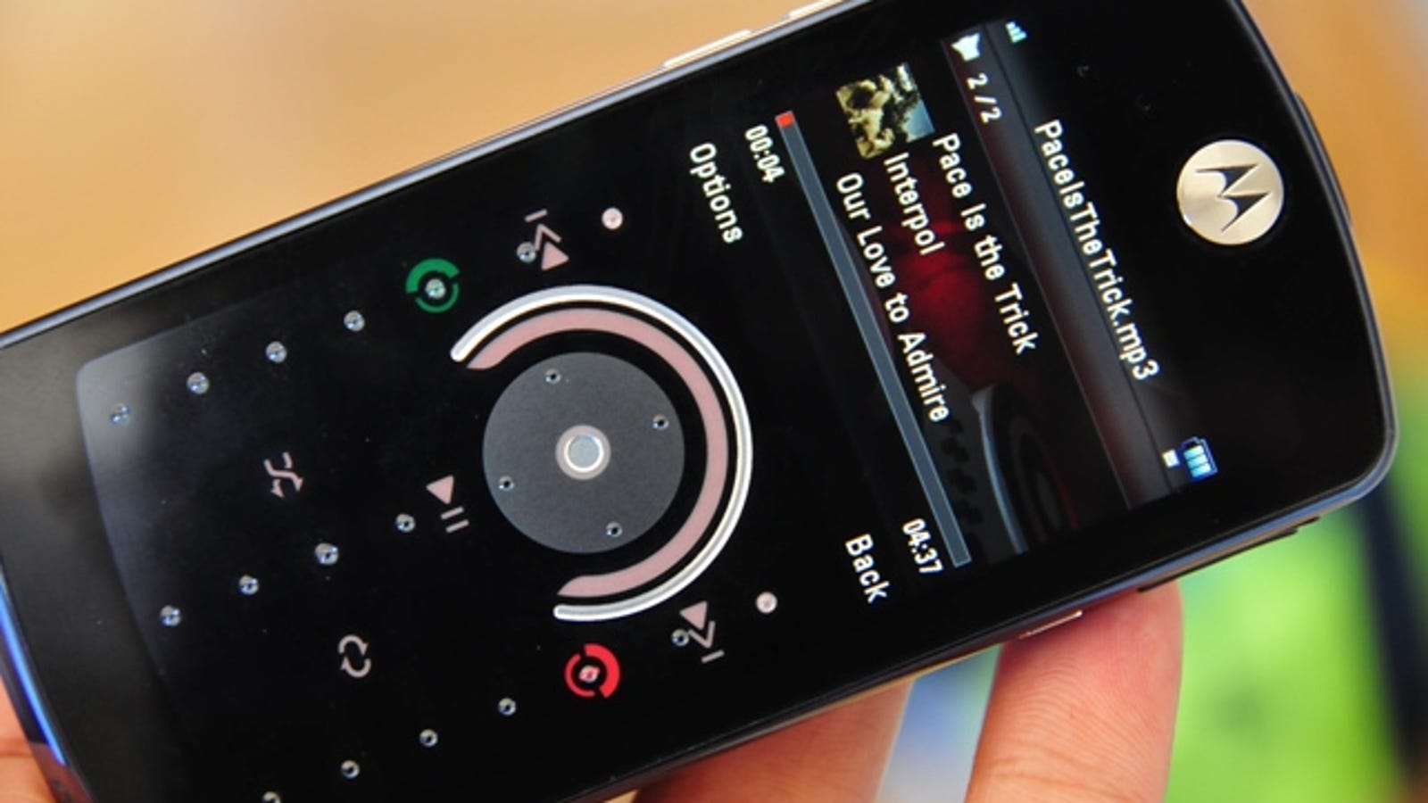 Lightning Review Motorola ROKR E8 Music Phone
