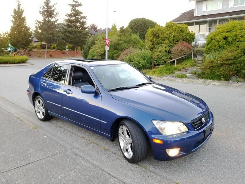 Illustration for article titled At CAN$10,500, Does This 2002 Lexus IS300 Bring Home the Canadian Bacon?