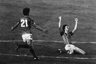 Illustration for article titled Mióta ciki az égnek lökött kar? A gólöröm forradalma a futballban
