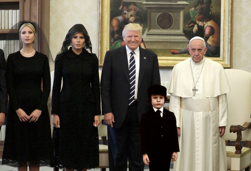 Trump Das Peinliche Foto Mit Papst Franziskus Wird Zu Einem Horror Film Meme Allnews
